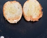 તવા ચીઝ ગાર્લિક બ્રેડ (Tawa Cheese Garlic Bread Recipe In Gujarati) રેસીપી સ્ટેપ2ફોટો