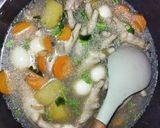 Foto langkah ke 4 dari resep Sop Ceker Telur Puyuh Sayuran.