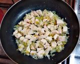 Foto del paso 1 de la receta: Salsa de tomate y cubitos de pollo