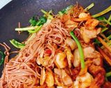 Hình bước làm 2 của món Mì gạo lứt xào tôm thịt