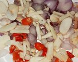 Foto langkah ke 4 dari resep Tumis Ikan Asin dan Tomat Hijau.