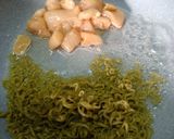 รูปขั้นตอนการทำที่ 2 ของ ผัดมาม่า ผัดเส้นผัก อกไก่ คลีน