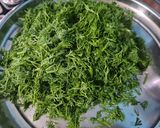 A picture of step 1 of Suva Palak nu shak (Spinach & dill vegetable).