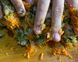 Foto del paso 2 de la receta: Nuggets de pollo, espinacas y zanahoria