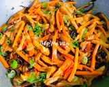 A picture of step 4 of Vegetarian Bánh Bột Lọc with Fried Tofu Skin, Wood Ear Mushrooms, and Carrots.