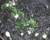Foto del paso 4 de la receta: Espaguetis negros con gambas al ajillo