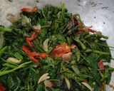 Foto langkah ke 3 dari resep Tumis kangkung.