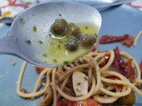 Ensalada de pasta con crunchys de jamón y mozzarella