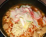 Foto langkah ke 6 dari resep Seblak Samyang Sosis Ayam Kerupuk Bawang level 30.