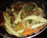 Foto del paso 4 de la receta: Prawn chow mein (fideos chinos con salteado de verduras y gambas)