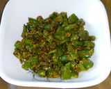 A picture of step 3 of Hari Mirchi Tipore.