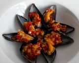 Foto del paso 5 de la receta: Mejillones con salsa criolla y chimichurri