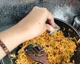Foto langkah ke 4 dari resep Indomie Goreng.