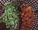 Foto langkah ke 1 dari resep Sayur sop bumbu sederhana.