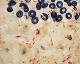 Foto del paso 2 de la receta: Focaccia deliciosa de aceitunas negras y cebolla