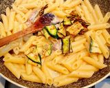 Foto del passaggio 9 della ricetta Penne rigate alle zucchine e squacquerone