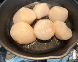 Hình bước làm 3 của món Sò điệp áp chảo với tỏi và rau quế