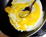 Foto langkah ke 1 dari resep Telur Scramble saus tomat gurih ala resep chenle moment HUT RI.