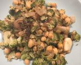 Foto del paso 3 de la receta: Brócoli, calabacín, cebolla y garbanzos