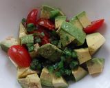 Foto del paso 3 de la receta: Huevo con aguacate y tomates uva