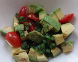 Foto del paso 3 de la receta: Huevo con aguacate y tomates uva