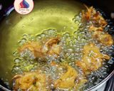 A picture of step 4 of Onion pakoda.