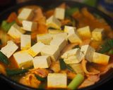 รูปขั้นตอนการทำที่ 3 ของ ซุปกิมจิเต้าหู้อ่อน (김치찌게)