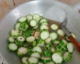 Foto langkah ke 2 dari resep Tumis puyuh oyong.