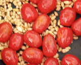 Foto del paso 4 de la receta: Noodles con verduras, cherrys y cerdo con piñones al Wok