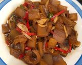 Foto langkah ke 4 dari resep Oseng Kulit Sapi Pedas Manis.