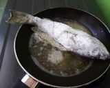 Foto langkah ke 2 dari resep Kerapu Goreng Masak Kecap.