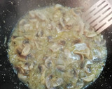 Foto del paso 3 de la receta: Filete de pollo a la plancha con champiñones a la manzanilla