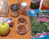 Foto del paso 1 de la receta: Ensalada de espinacas con manzana y algo más