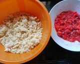 स्ट्रॉबेरी क्रंबल कपकेक्स (विथ व्हॅनिला आईस्क्रीम)(Strawberry crumble cupcakes recipe in marathi) रेसिपी स्टेप 3 फोटो 
