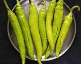 उपवासाच्या भरल्या मिरच्या (upwasachya bharlya mirchya recipe in marathi) रेसिपी स्टेप 1 फोटो 
