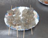 Foto del paso 2 de la receta Brochetas de langostinos con mahonesa de ajo un poco "amariscada