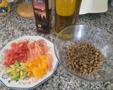 Foto del paso 2 de la receta: Ensalada de lentejas, naranja, salmón, aguacate y pimientos confitados