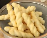 Foto langkah ke 3 dari resep Kue Kepang Ketan Salju Devina Hermawan.