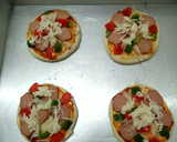 Foto langkah ke 4 dari resep Mini Pizza #PejuangGoldenApron2.