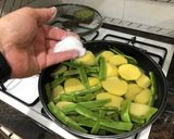 Foto del paso 3 de la receta: Judías verdes con patatas, aderezo VIDALIM y medallones de merluza a la plancha