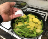 Foto del paso 3 de la receta: Judías verdes con patatas, aderezo VIDALIM y medallones de merluza a la plancha
