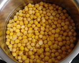A picture of step 3 of White peas curry.
