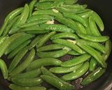 Foto langkah ke 4 dari resep Kacang kapri tumis daging sapi.