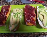 Foto del paso 2 de la receta Bikini jamón salado y aguacate