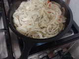 Lomito de armado sobre colchón de cebolla acompañado de torrejas mixtas