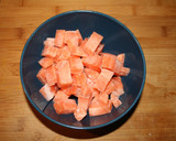 Foto del paso 2 de la receta: Poke Cítrico de Salmón y Aguacate