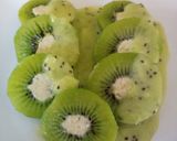 Foto del paso 6 de la receta: Kiwis rellenos con quesos, en salsa de kiwis