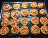 Pihe-puha pizzás csiga kelt tésztából recept fázis 8 fotója