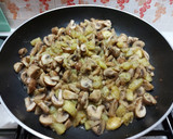 Foto del paso 3 de la receta: Revuelto de champiñones y calabacín🍄🥒🧀
