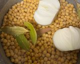 Foto del paso 2 de la receta: Garbanzos con Sepia, Puerros y Alcachofas…